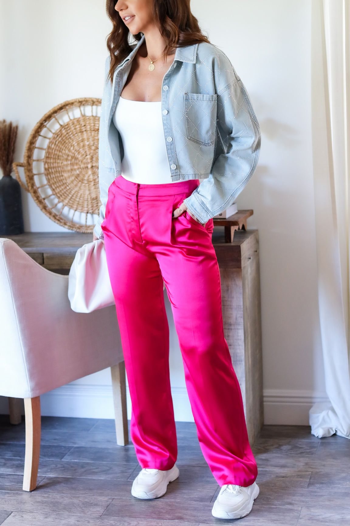 Blushing over this pink pant outfit! 😍 Perfect for a brunch date or a day  out with the girls. 🥂✨ Outfit details will be linked in my… | Instagram